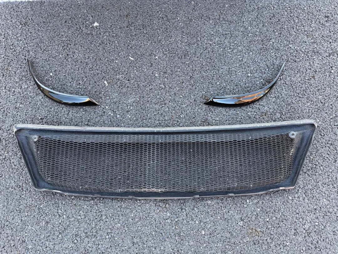 NV350 E26 キャラバン　グリルとアイライン　黒　とてもかっこいいですよー