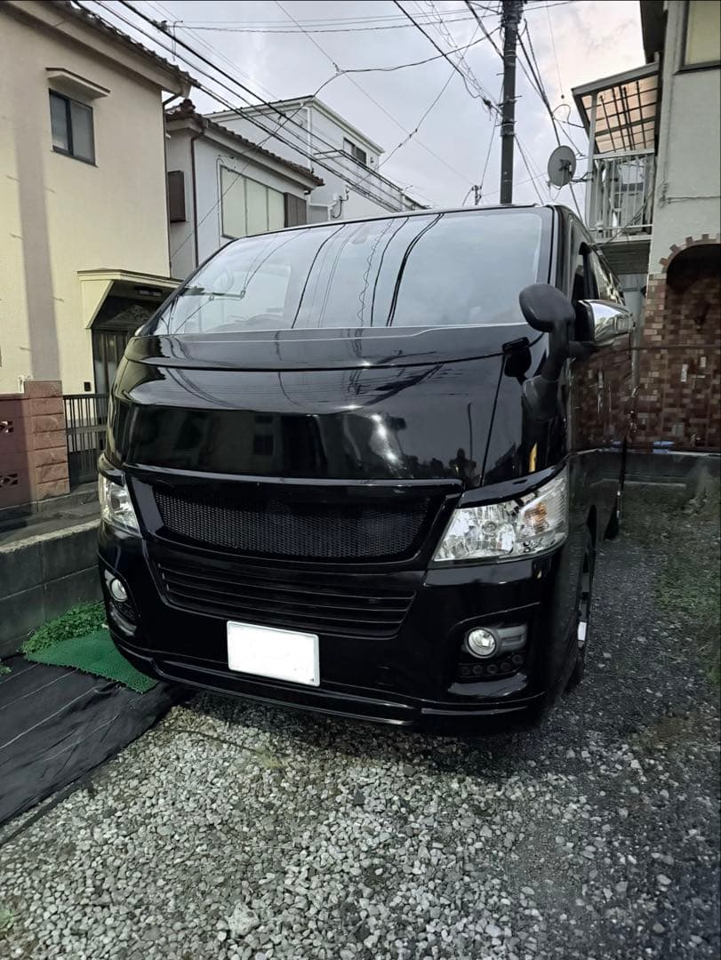 NV350 E26 キャラバン　グリルとアイライン　黒　とてもかっこいいですよー