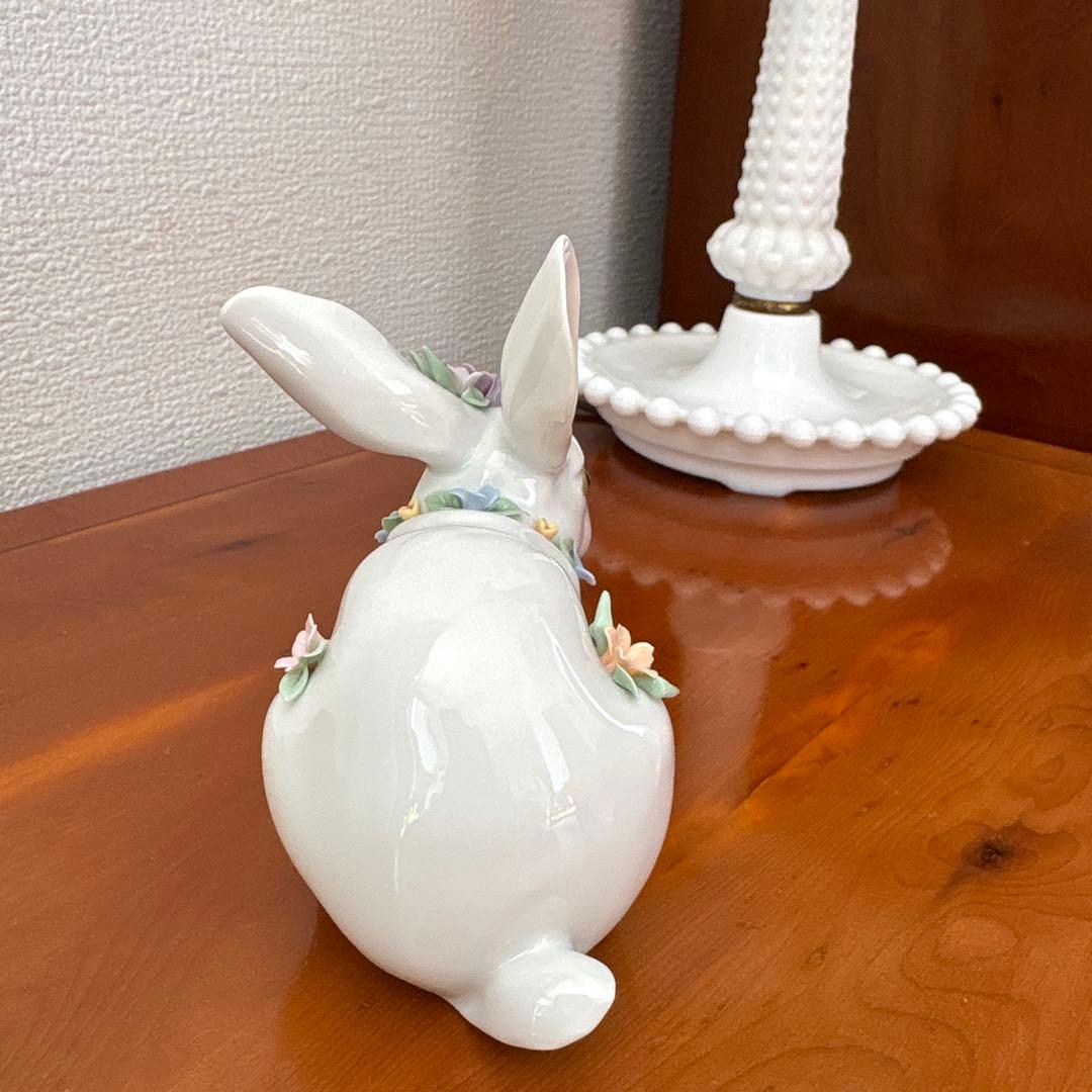 《リヤドロ》ウサギの陶器置物 花の装飾付き　欠けなし