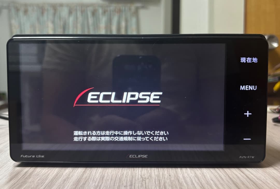 カーナビ AVN-R7W