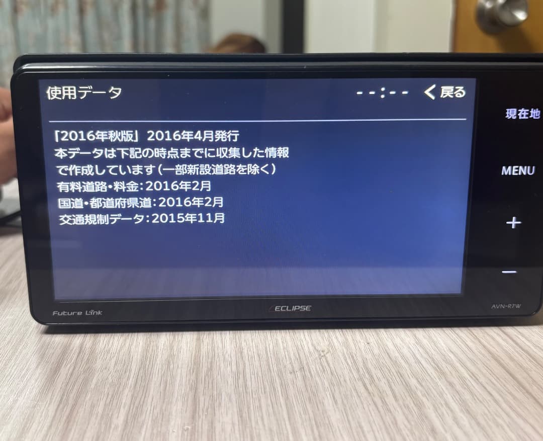 カーナビ AVN-R7W