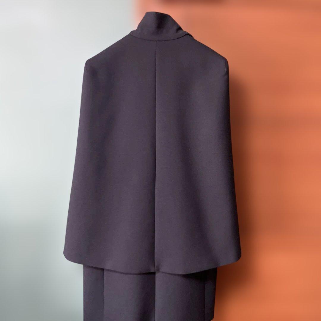 ポールカ　黒ケープ付きコート　42サイズ