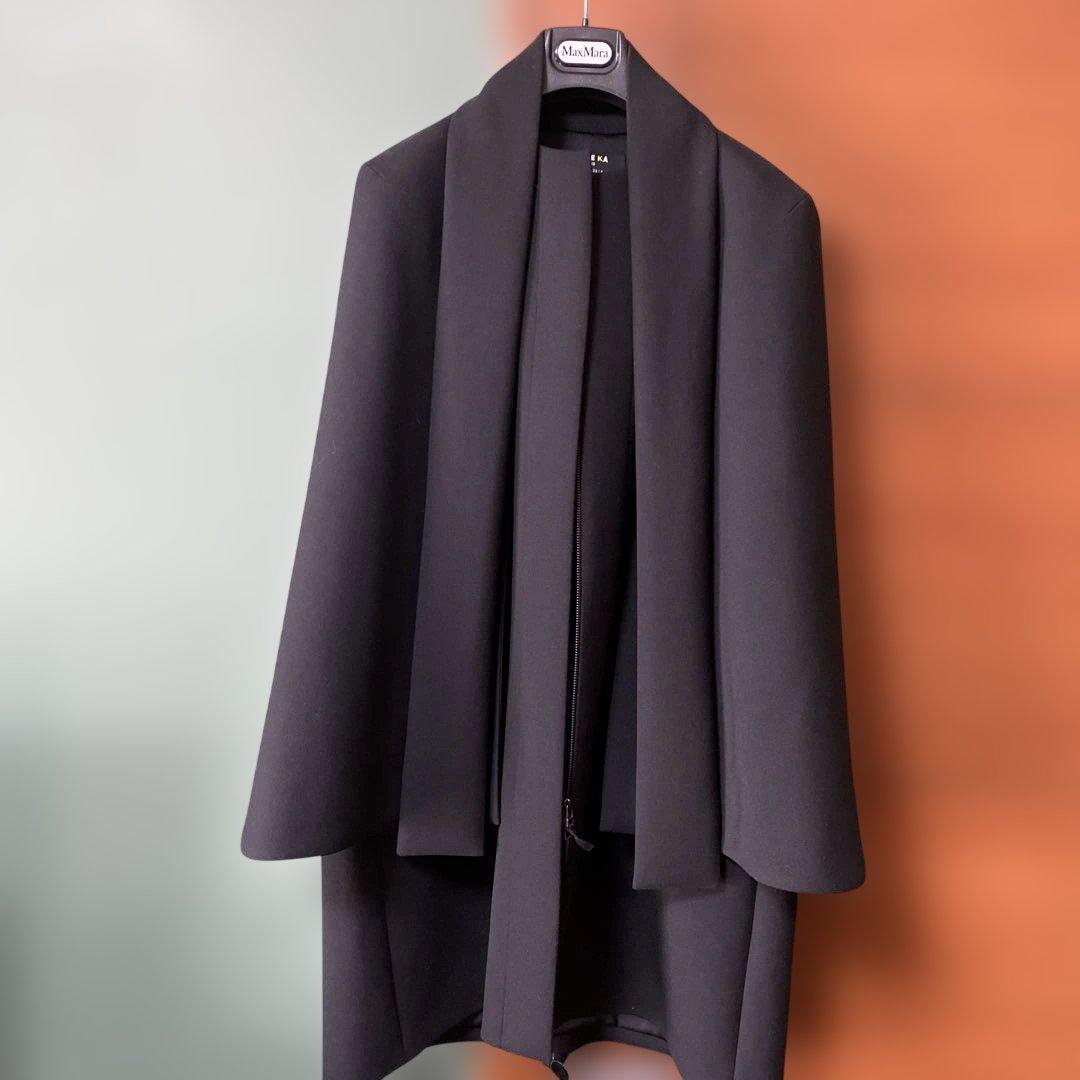 ポールカ　黒ケープ付きコート　42サイズ