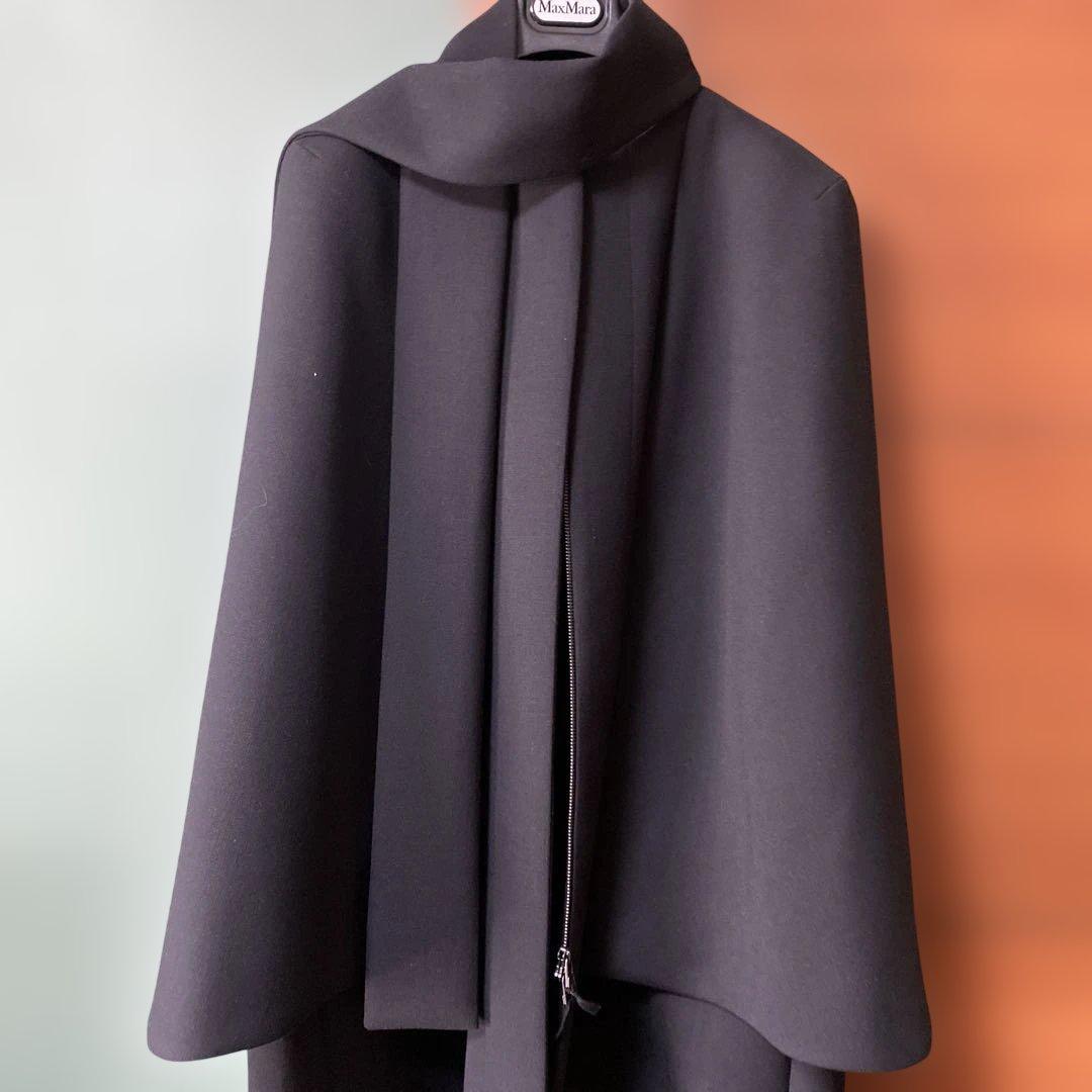 ポールカ　黒ケープ付きコート　42サイズ