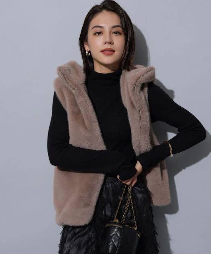 アルページュストーリー　ファーフードジップベスト