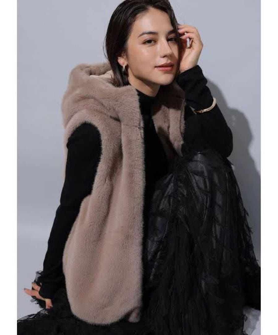 アルページュストーリー　ファーフードジップベスト