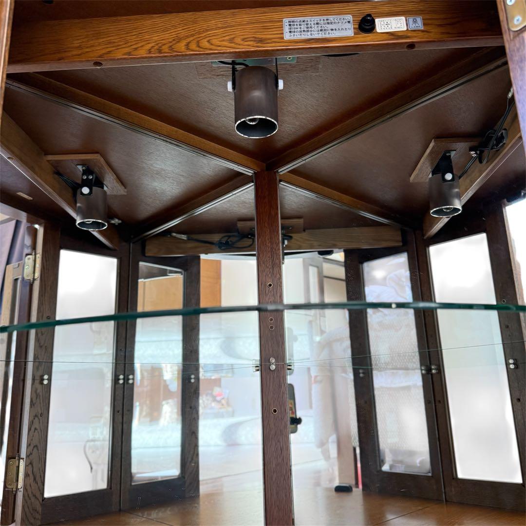 こぶろきわ【カリモク】コロニアル 照明付き 飾り棚 コーナーキャビネット