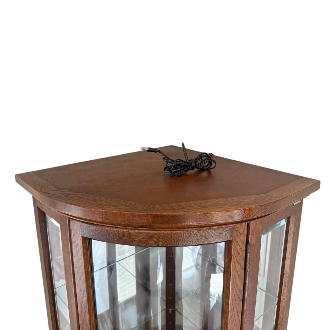 こぶろきわ【カリモク】コロニアル 照明付き 飾り棚 コーナーキャビネット