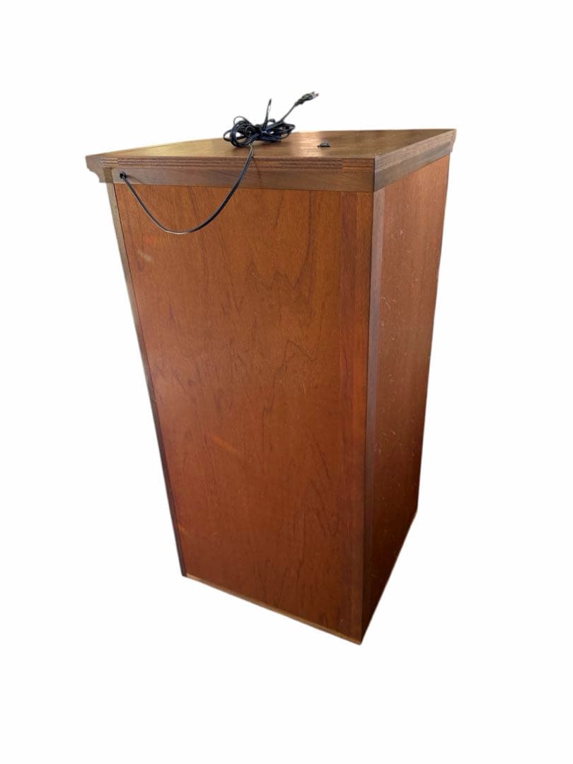 こぶろきわ【カリモク】コロニアル 照明付き 飾り棚 コーナーキャビネット