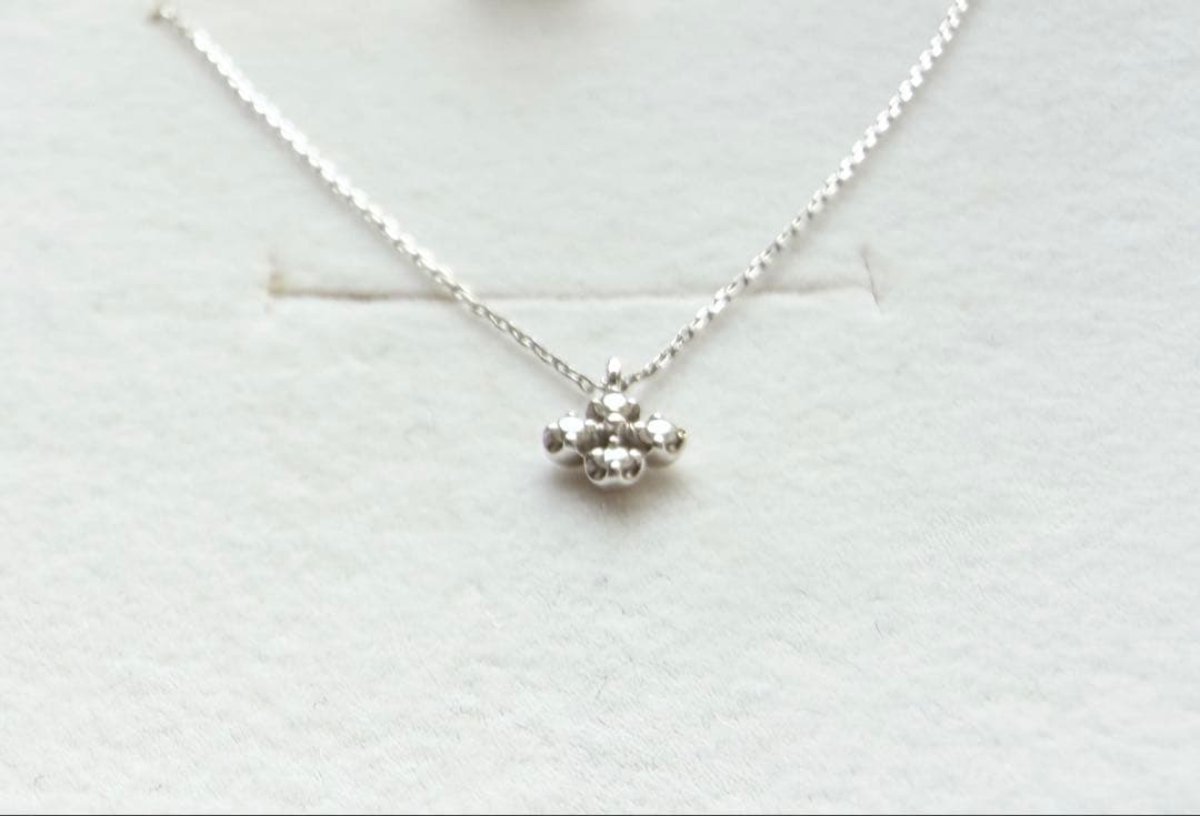 カナル4°C K10フラワーモチーフ　ホワイトゴールドネックレス　花