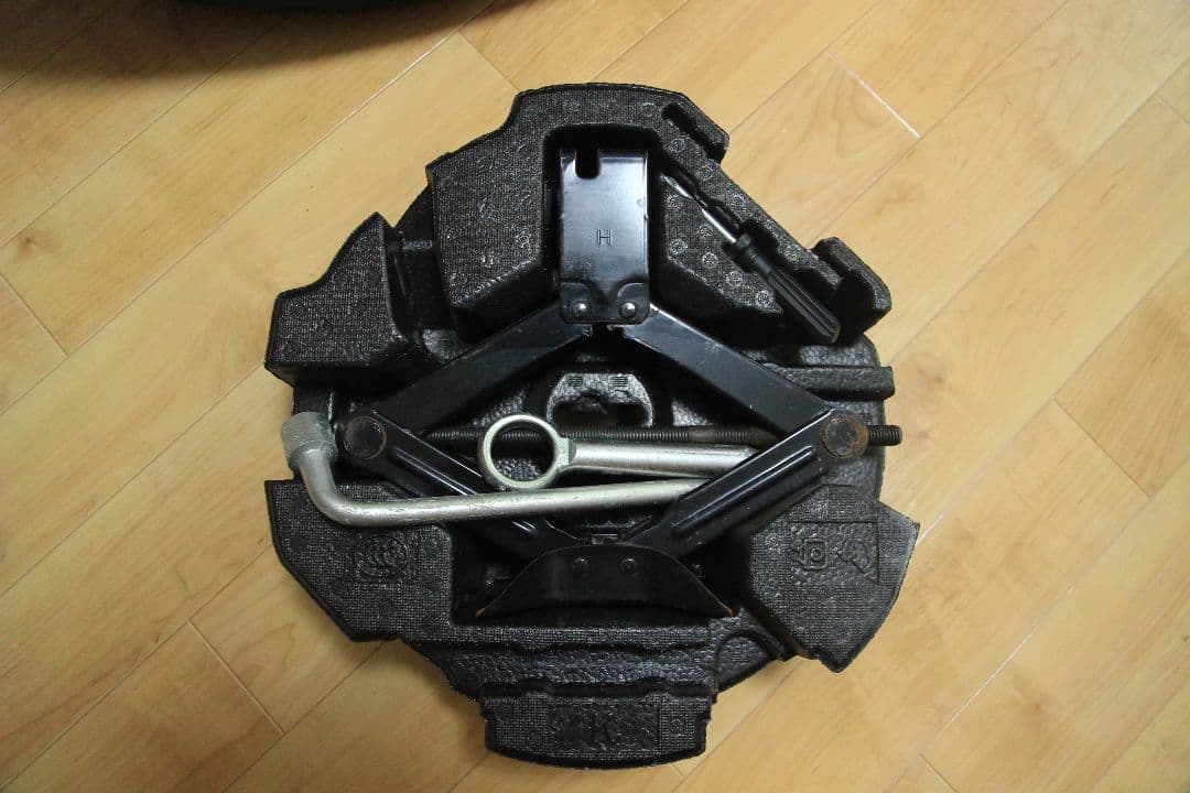 フォレスター　SK9　スバル純正スペアタイヤ　T145/80D17　車載ジャッキ