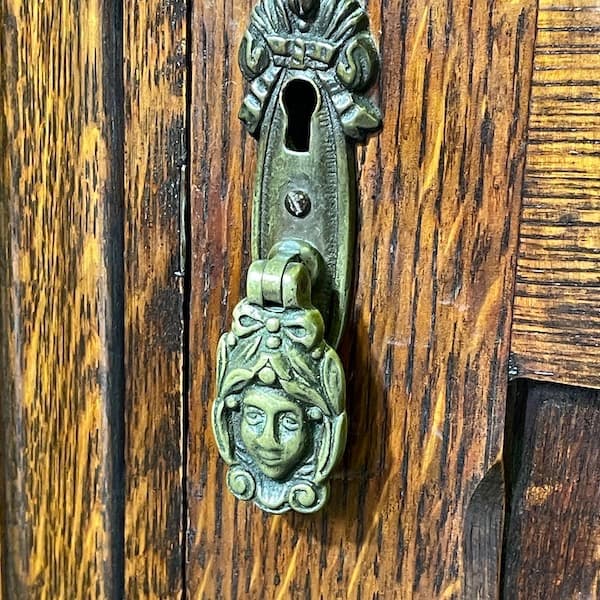 イギリスアンティーク　ワードローブ　洋タンス　クローゼット　ローレリーフ