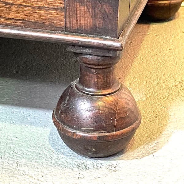 イギリスアンティーク　ワードローブ　洋タンス　クローゼット　ローレリーフ