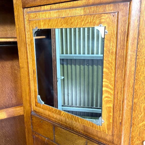 イギリスアンティーク　ワードローブ　洋タンス　クローゼット　ローレリーフ