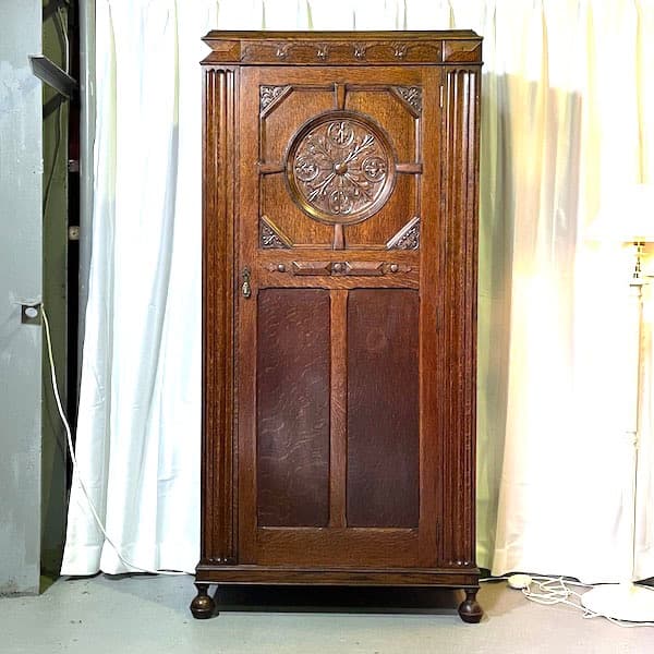 イギリスアンティーク　ワードローブ　洋タンス　クローゼット　ローレリーフ