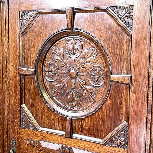 イギリスアンティーク　ワードローブ　洋タンス　クローゼット　ローレリーフ