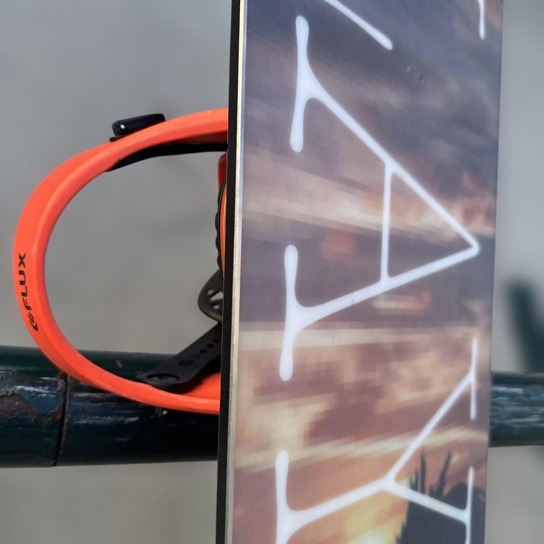 MOSS TOTO BLACKスノーボード、FLUXバインディングセット