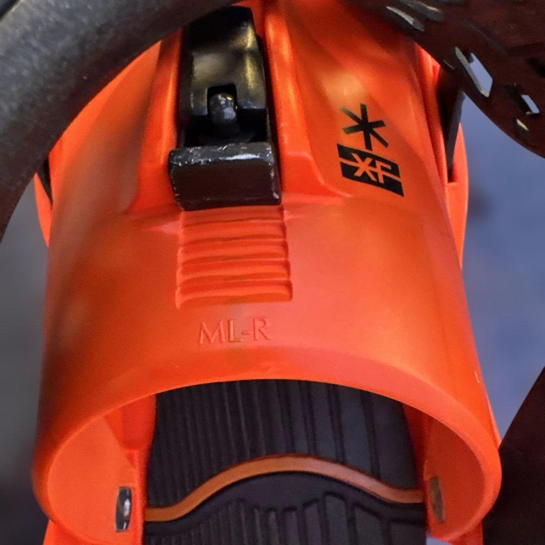 MOSS TOTO BLACKスノーボード、FLUXバインディングセット