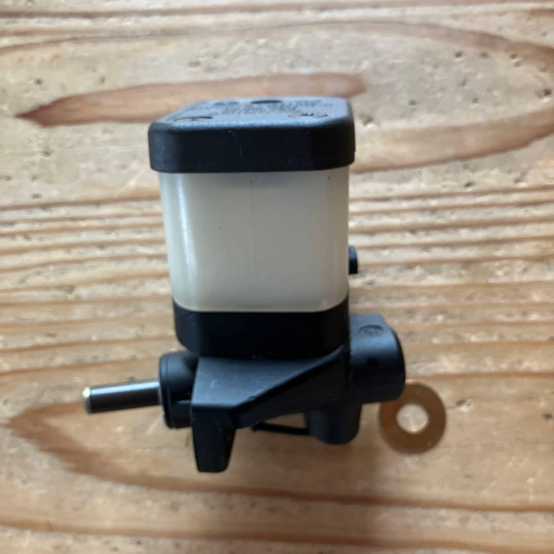  純正フロントブレーキマスターシリンダー