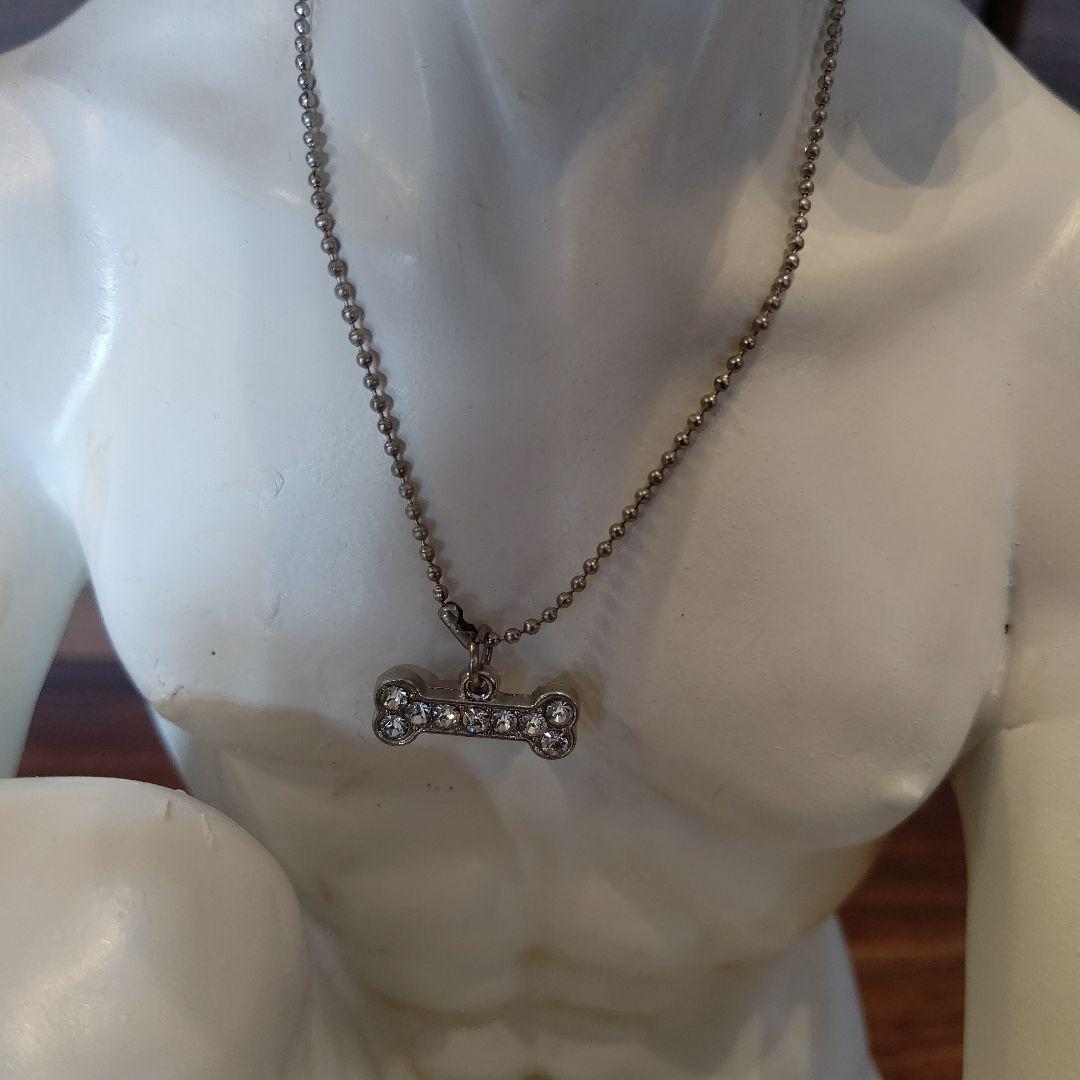 犬の頭部を持つ樹脂製彫刻