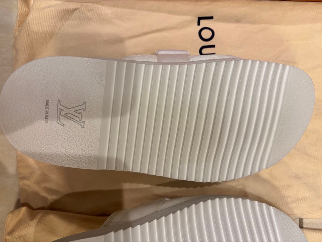 LOUIS VUITTON ホワイト スライドサンダル