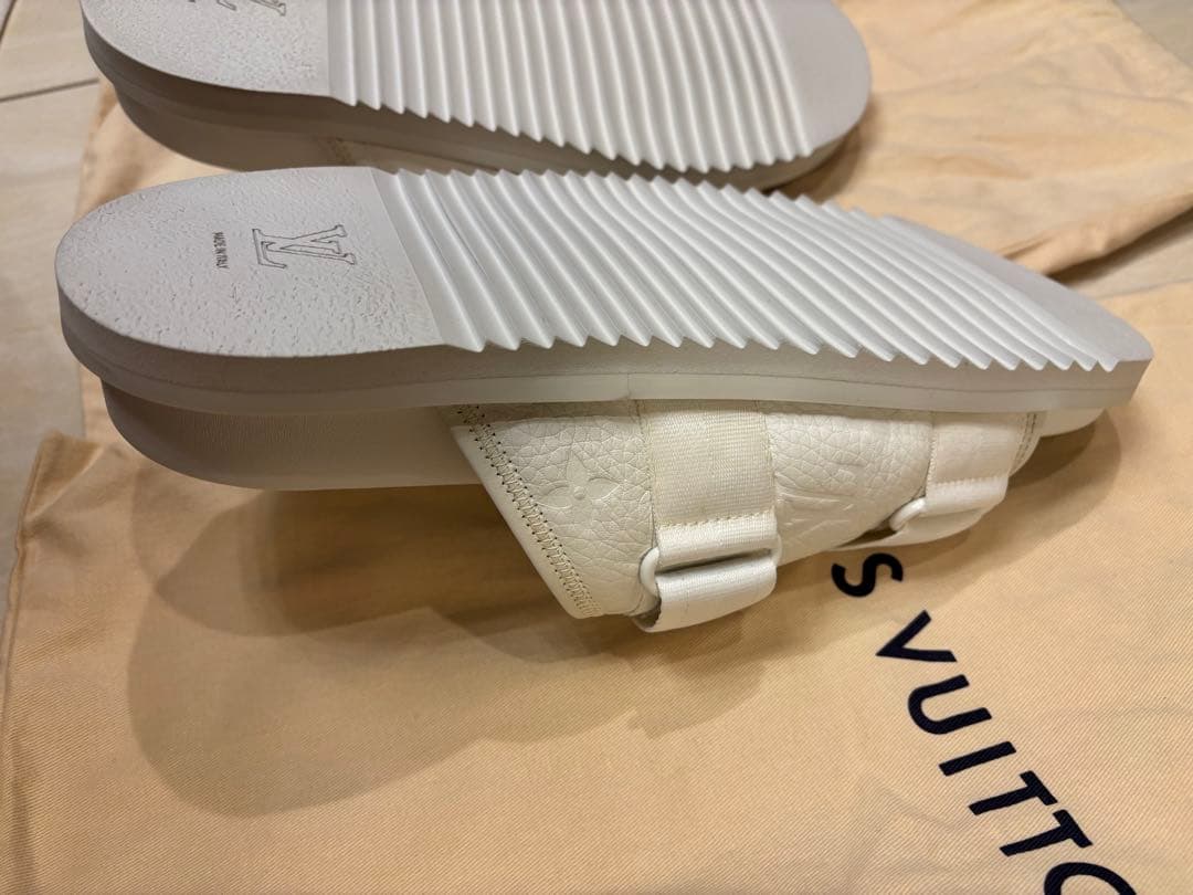 LOUIS VUITTON ホワイト スライドサンダル