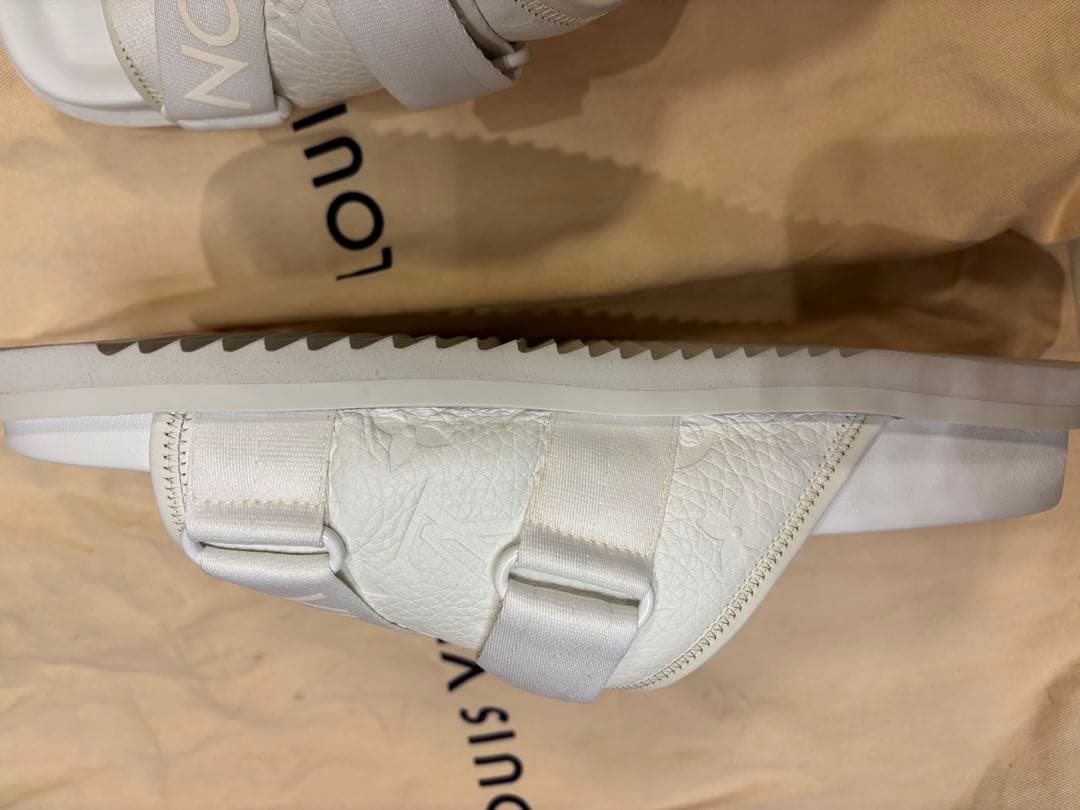 LOUIS VUITTON ホワイト スライドサンダル