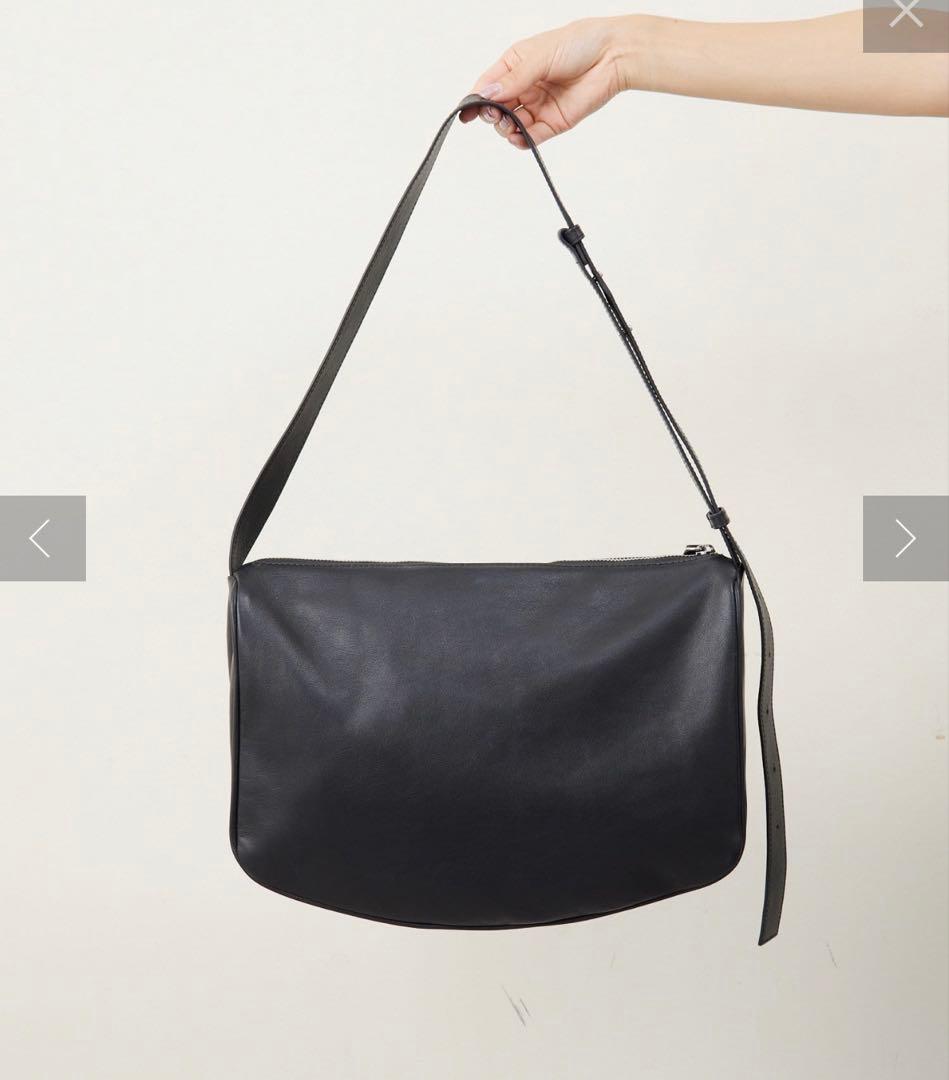 SNS話題❣️イアパピヨネスワローマチショルダーバッグブラック旅行大容量軽量本革