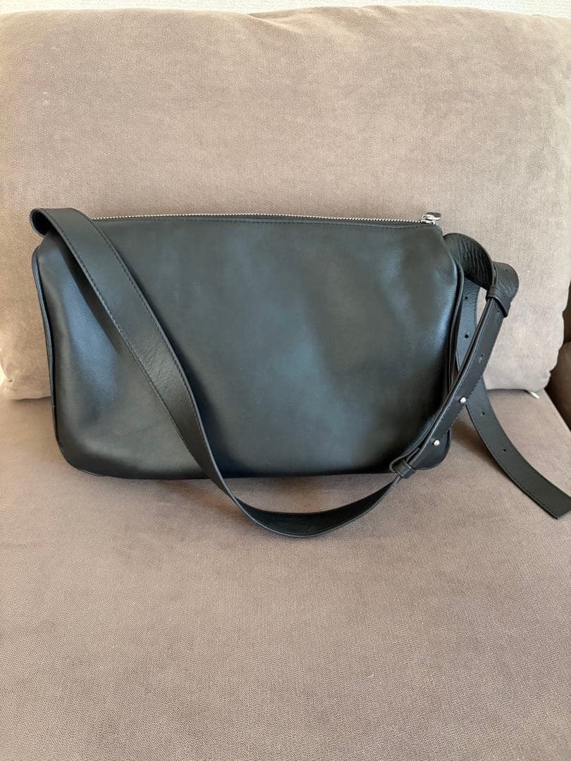 SNS話題❣️イアパピヨネスワローマチショルダーバッグブラック旅行大容量軽量本革