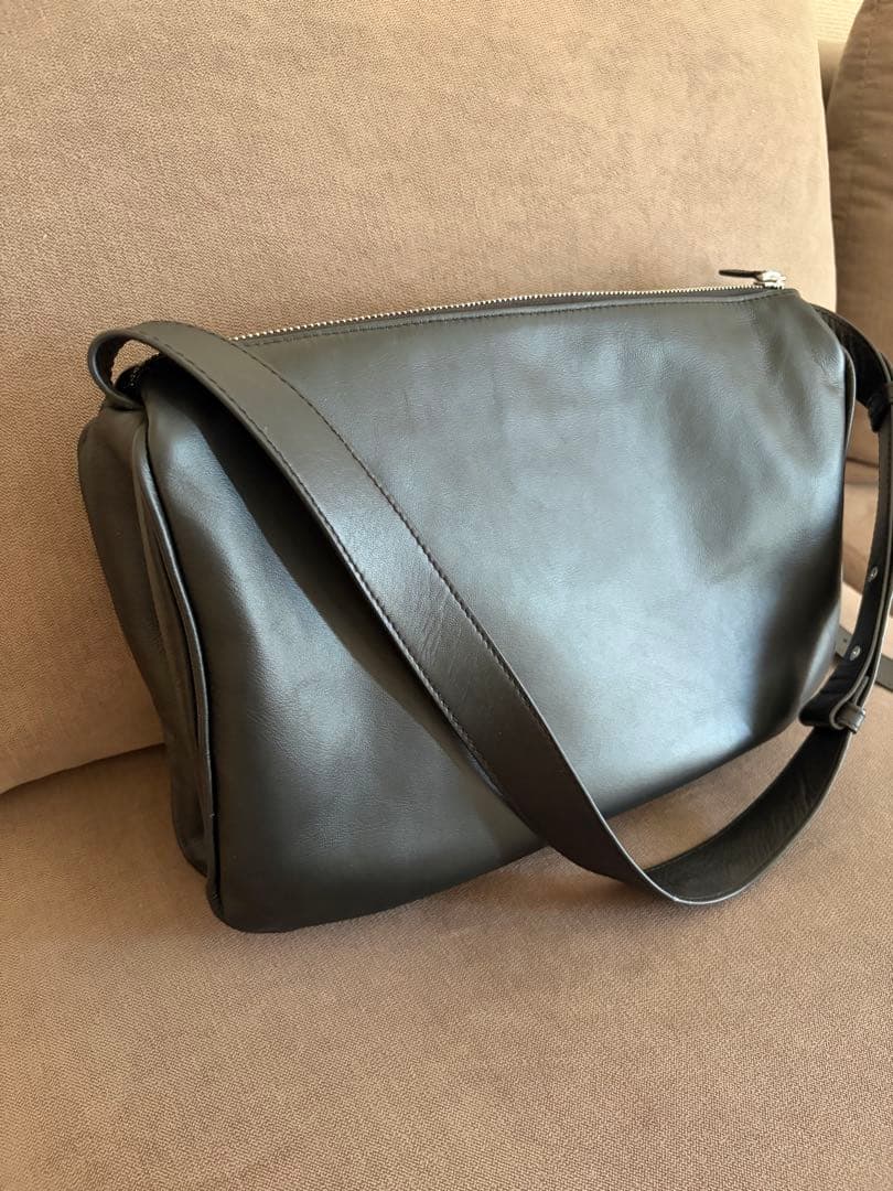 SNS話題❣️イアパピヨネスワローマチショルダーバッグブラック旅行大容量軽量本革