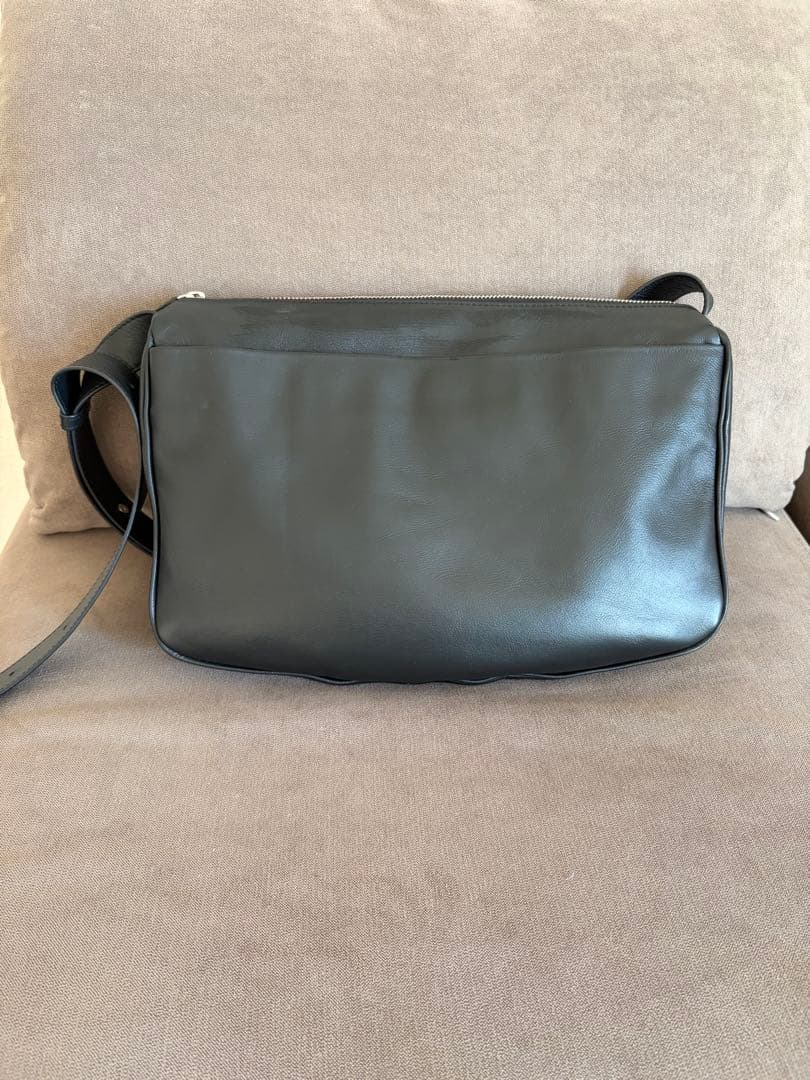 SNS話題❣️イアパピヨネスワローマチショルダーバッグブラック旅行大容量軽量本革