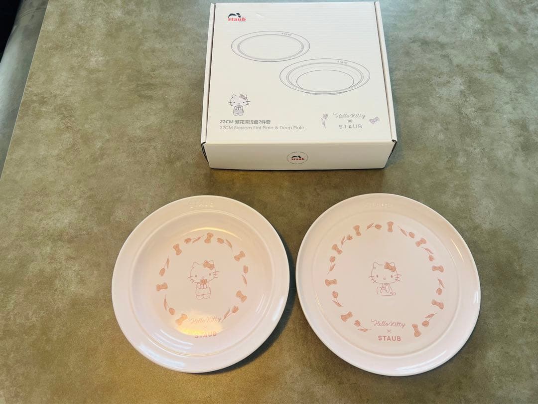 日本未発売　海外限定　STAUB ハローキティ　皿 2枚セット 22CM