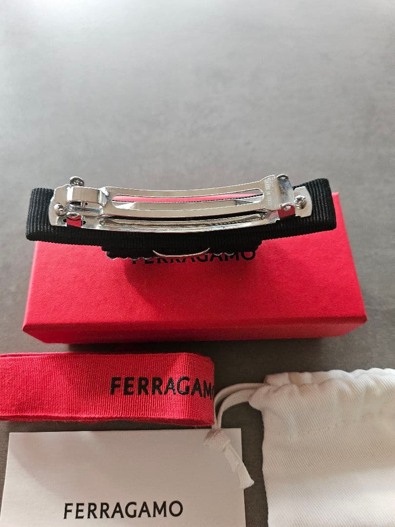 フェラガモ　バレッタ　ヴァラ　リボンクリスタル