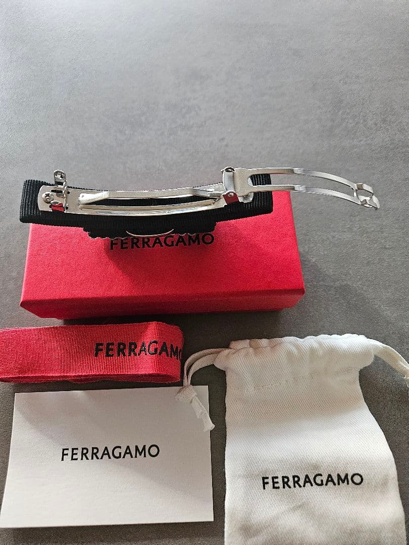 フェラガモ　バレッタ　ヴァラ　リボンクリスタル