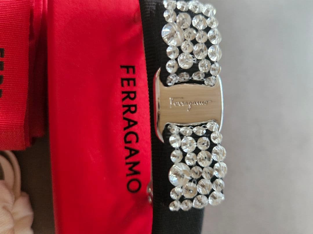 フェラガモ　バレッタ　ヴァラ　リボンクリスタル