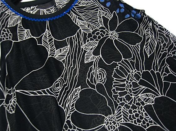 トクコプルミエヴォル☆美品！ボタニカルフラワー　ユラユラ揺れるフレアチュニック☆