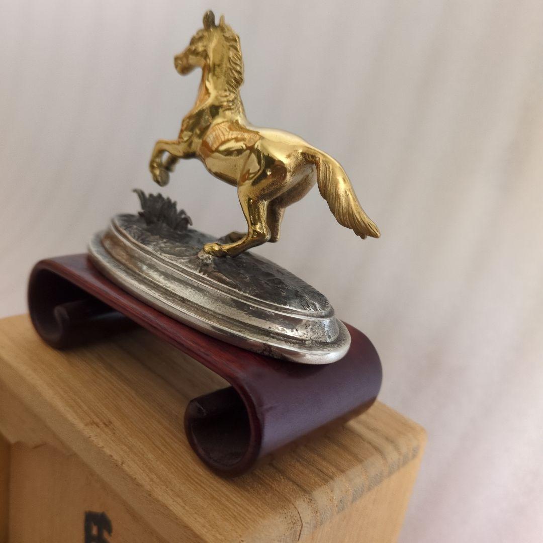 金色の馬の置物 木製台座付き