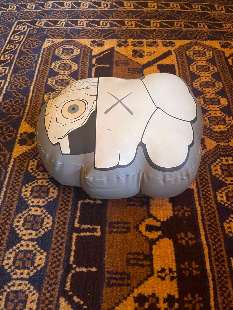 希少　kaws original fake cushion pillow