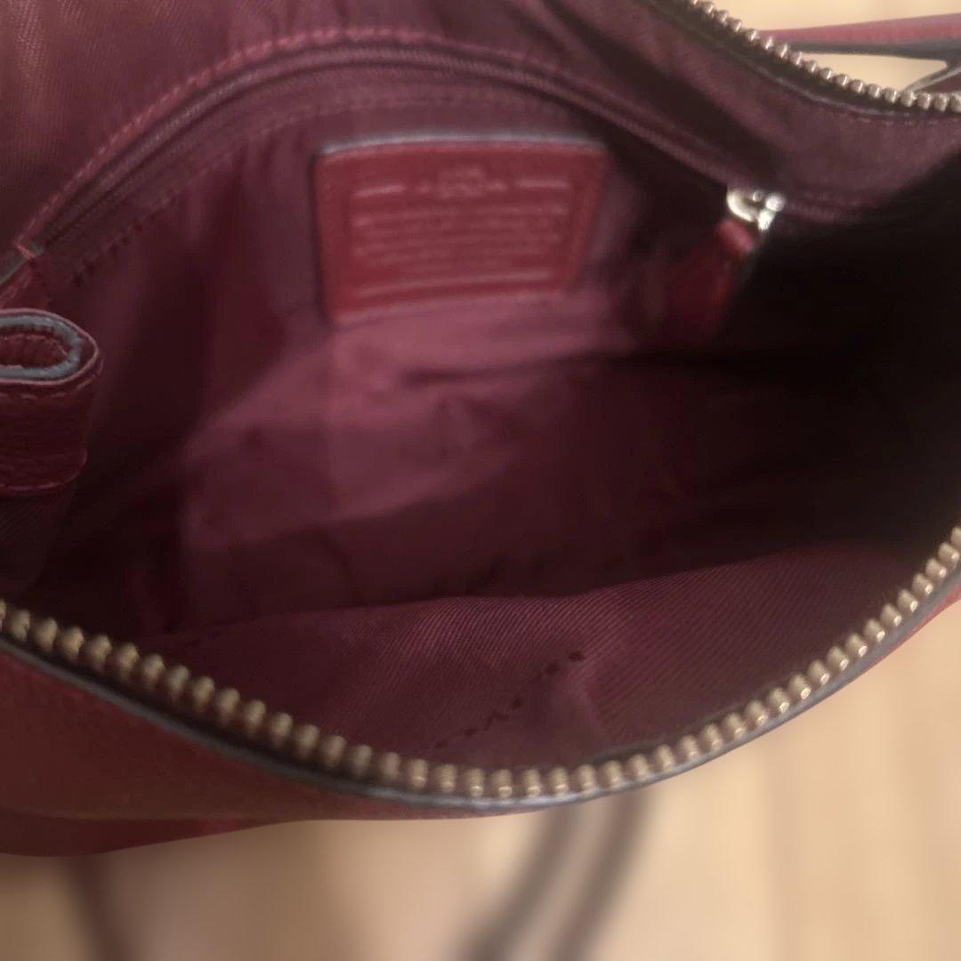 coach コーチ　赤い馬車エンボスショルダーバッグ