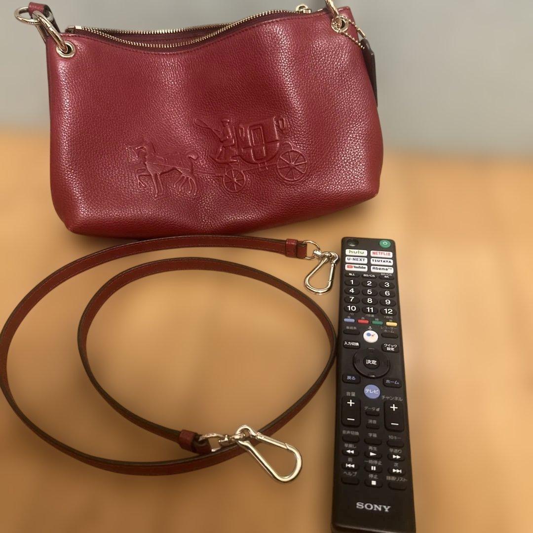 coach コーチ　赤い馬車エンボスショルダーバッグ