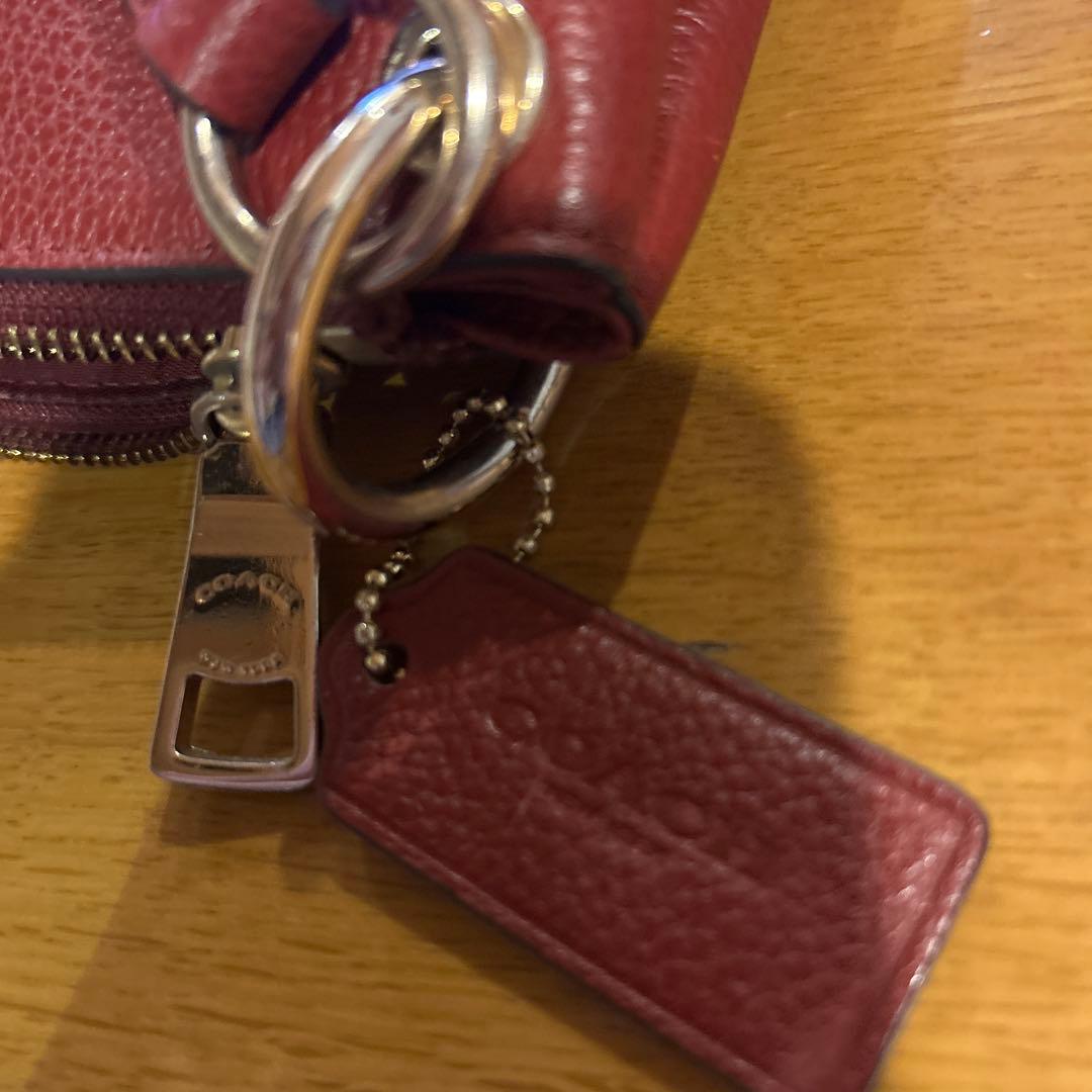 coach コーチ　赤い馬車エンボスショルダーバッグ