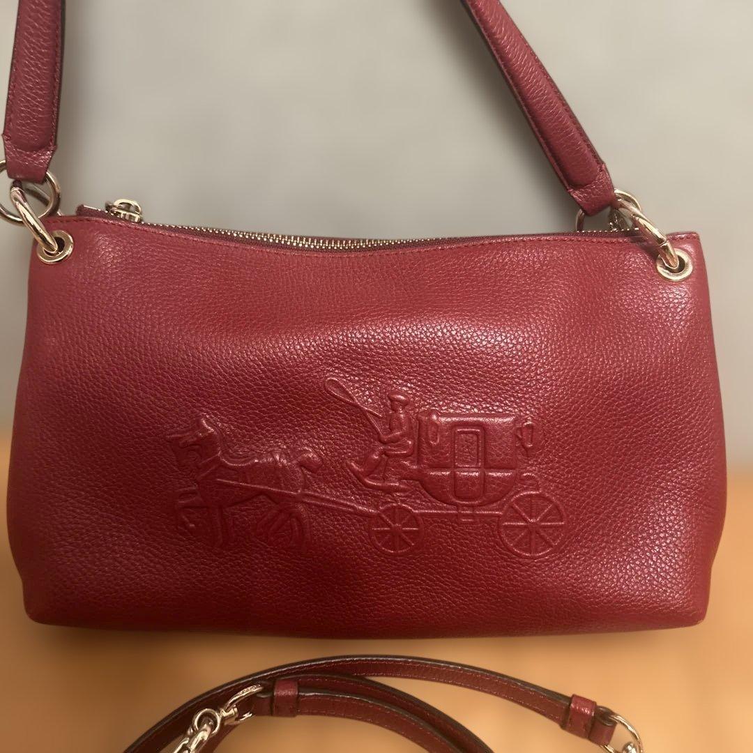 coach コーチ　赤い馬車エンボスショルダーバッグ
