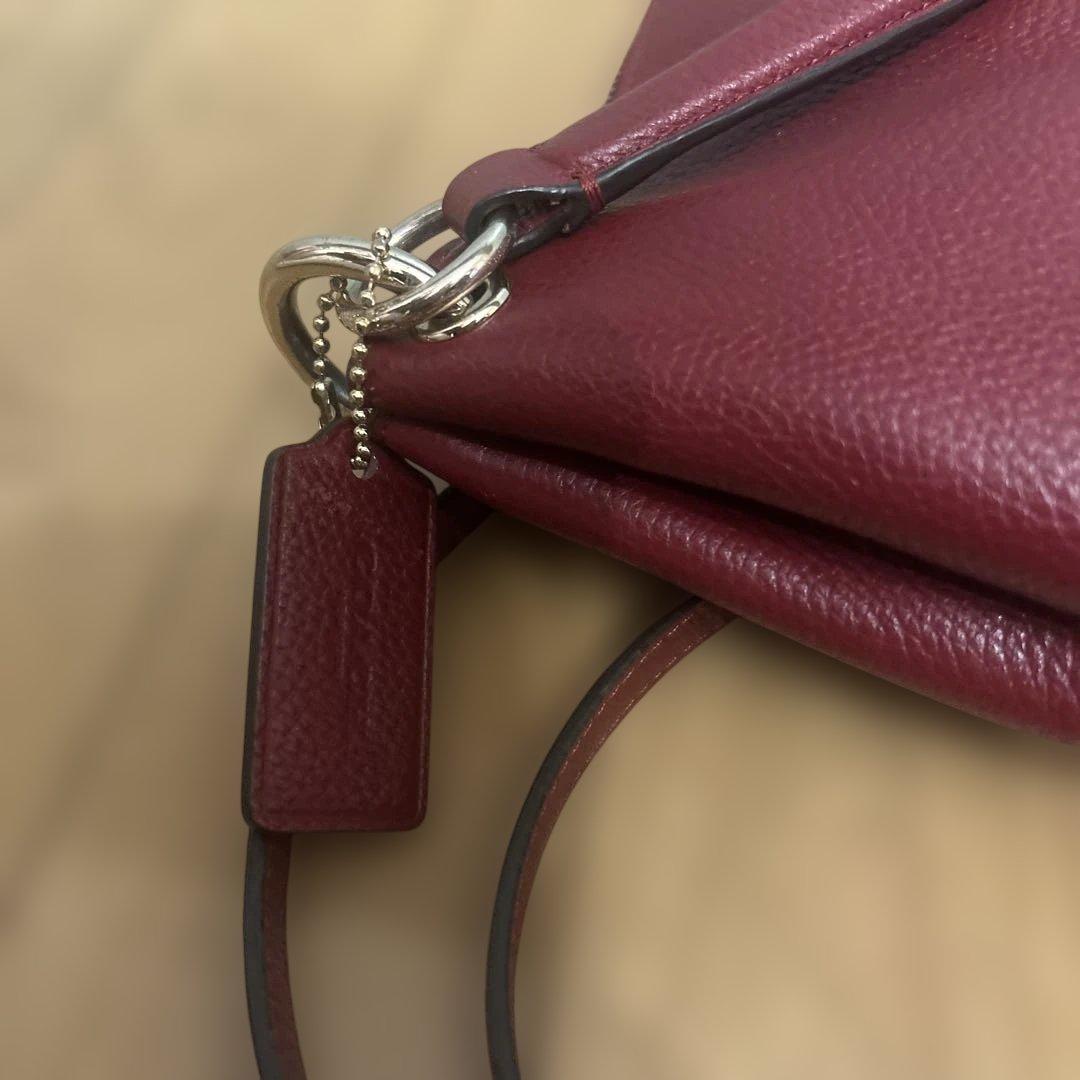 coach コーチ　赤い馬車エンボスショルダーバッグ