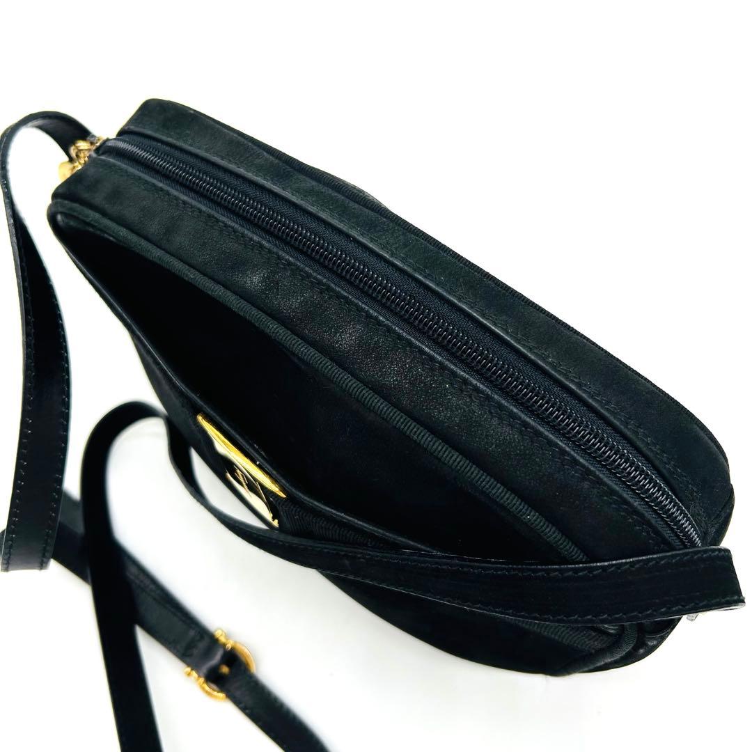 【美品】サルヴァトーレフェラガモ ヴァラリボン ショルダーバッグ スエード 黒