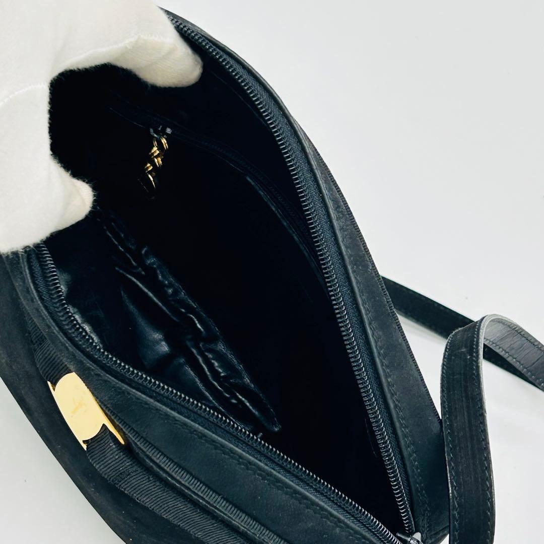 【美品】サルヴァトーレフェラガモ ヴァラリボン ショルダーバッグ スエード 黒