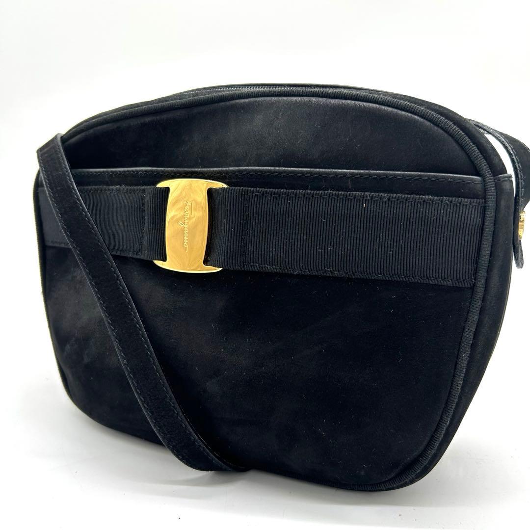 【美品】サルヴァトーレフェラガモ ヴァラリボン ショルダーバッグ スエード 黒