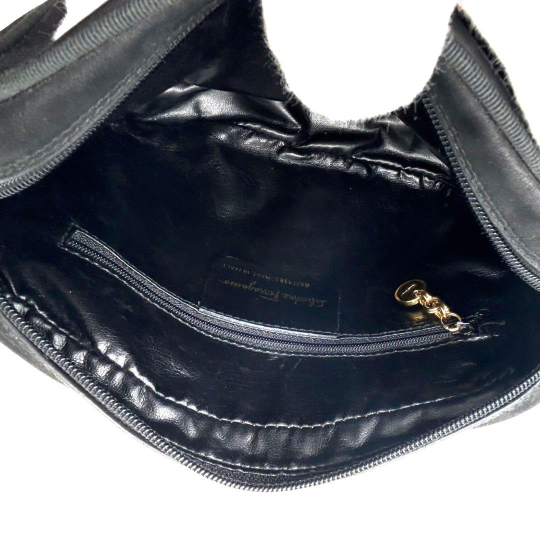 【美品】サルヴァトーレフェラガモ ヴァラリボン ショルダーバッグ スエード 黒