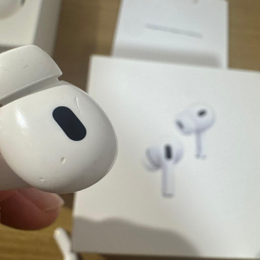 正規品AirPods Pro第二世代 本体 ケース、ライトニングケーブル付き