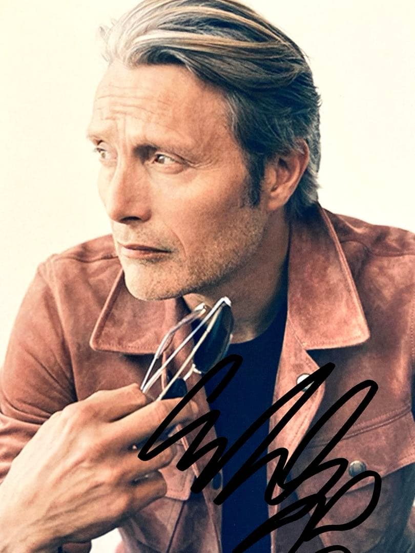 マッツ・ミケルセン直筆サイン入り2Lサイズ写真…