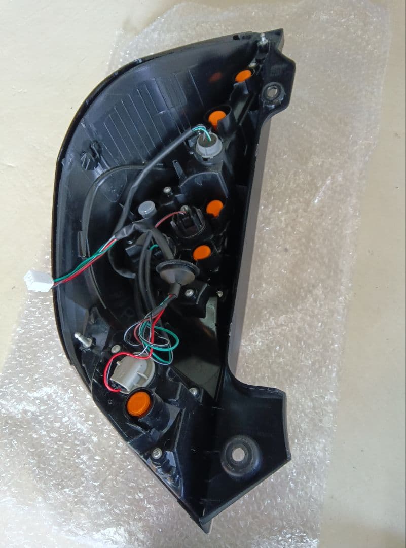 0300　　アクアnhp10 テールランプ　右